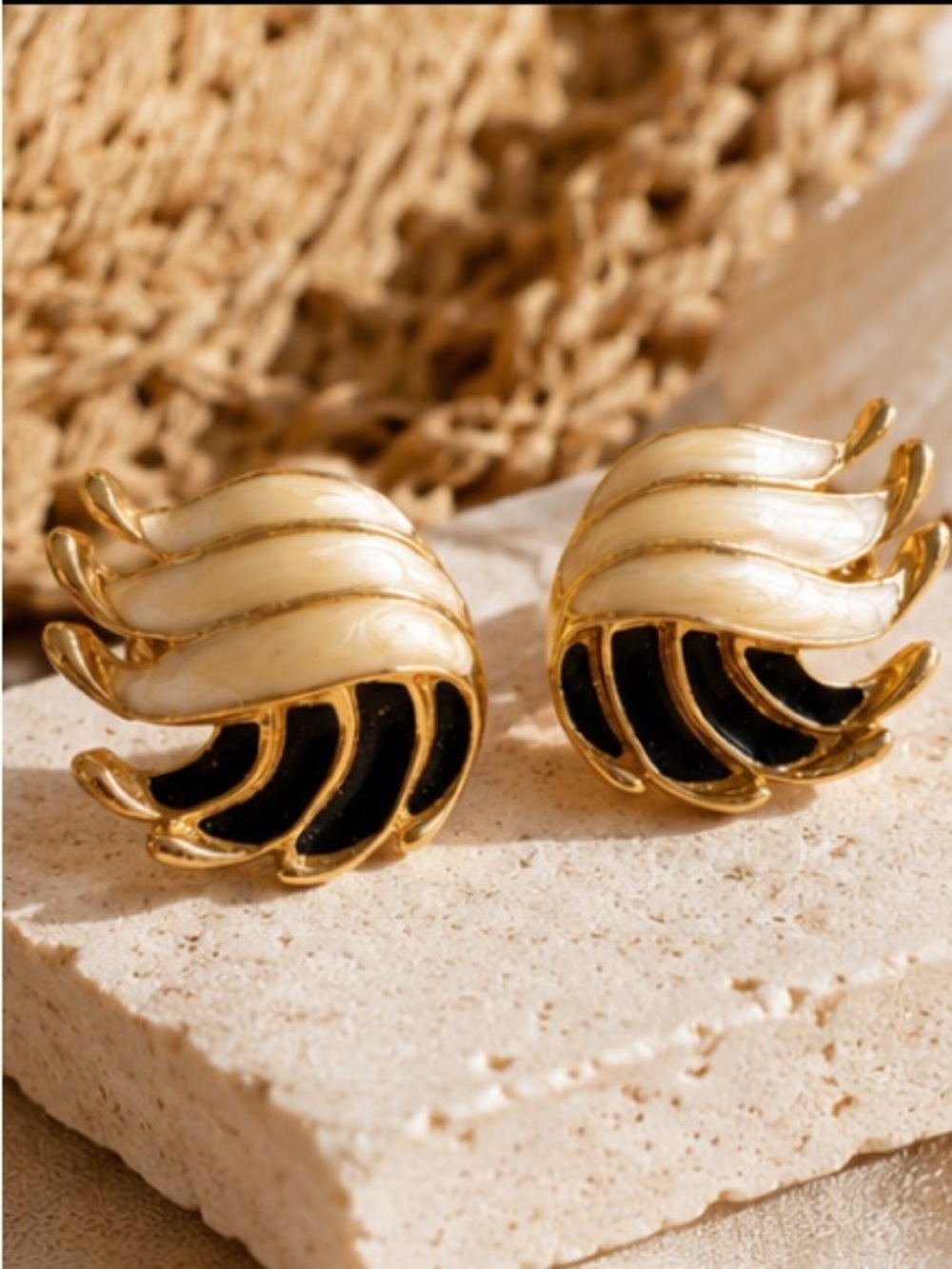 Vintage Signed Trifari Gold Tone Black Ivory Enamel Clip On Leaf Earrings